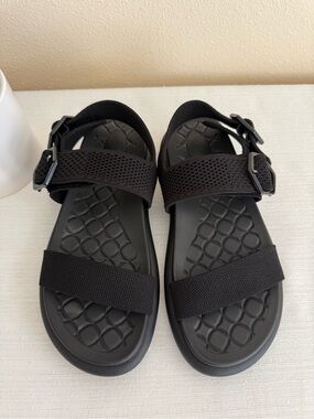 VIVAIA Black Adjustable Strap Comfy Sandals
US 9. EUR40
